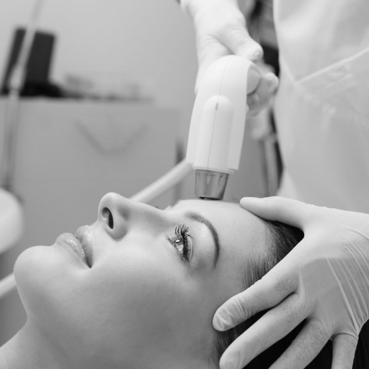 imagen de mujer sometiéndose a tratamiento facial de presoterapia